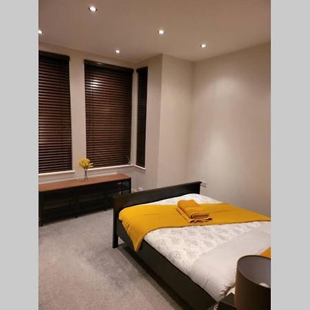 Contemporary 3 Bed Apartment In Hendon Central. Exterior photo