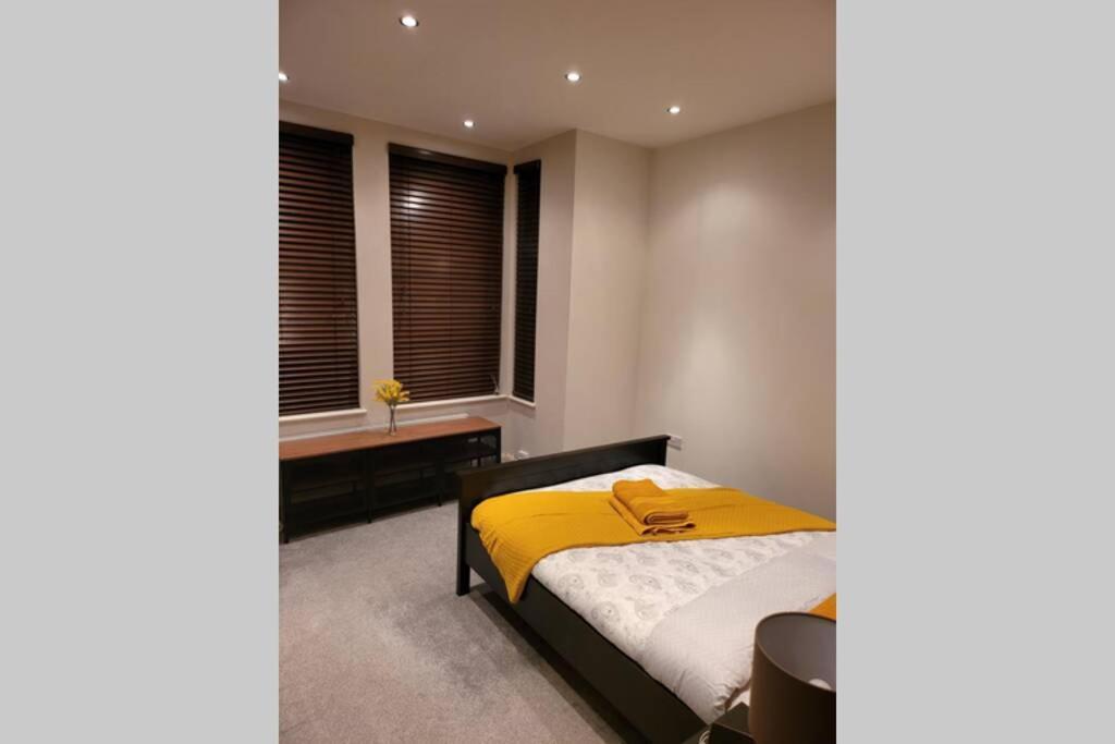 Contemporary 3 Bed Apartment In Hendon Central. Exterior photo