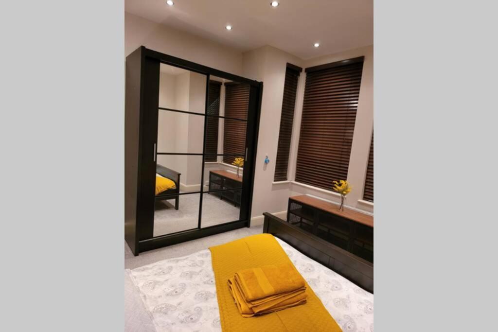 Contemporary 3 Bed Apartment In Hendon Central. Exterior photo