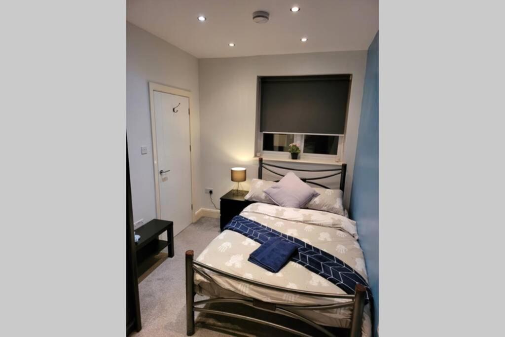 Contemporary 3 Bed Apartment In Hendon Central. Exterior photo
