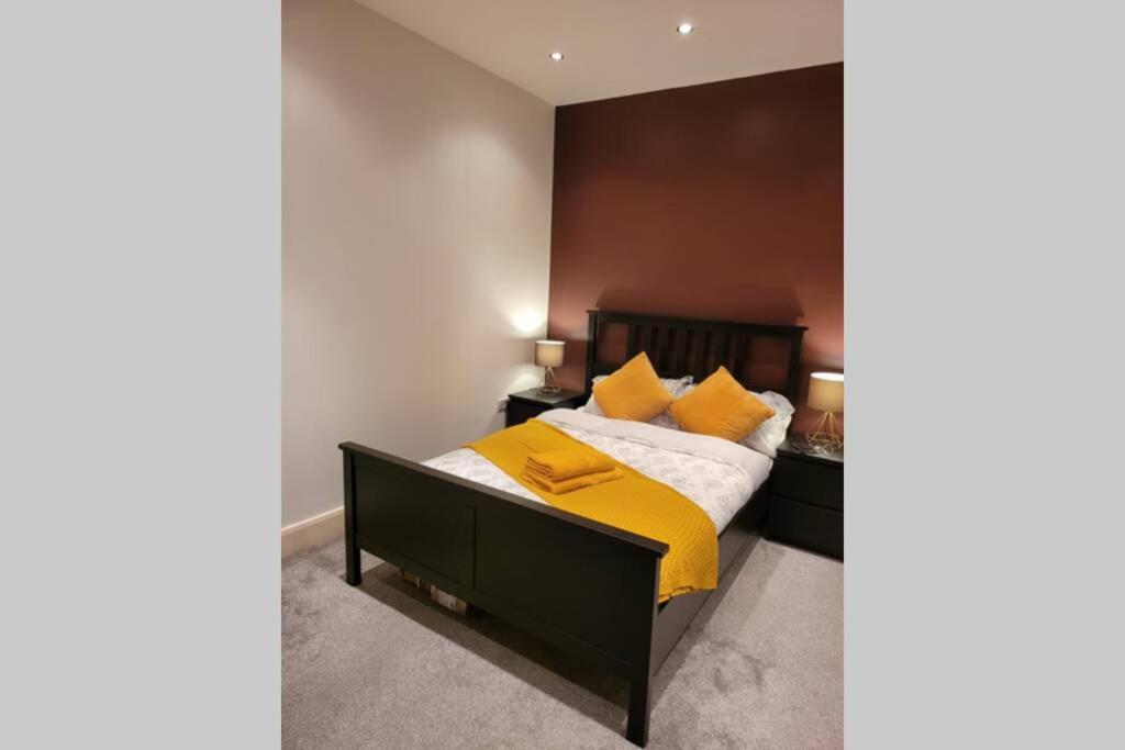 Contemporary 3 Bed Apartment In Hendon Central. Exterior photo